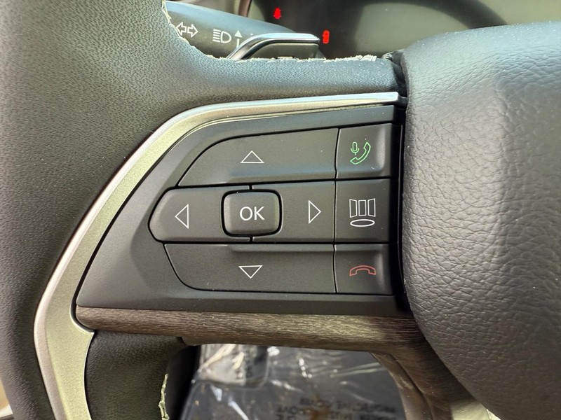 Jeep Grand Cherokee Vehicle Full-screen Gallery Image 22