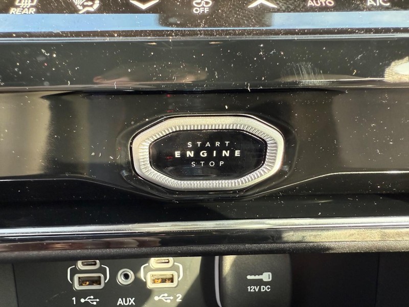 Jeep Grand Cherokee Vehicle Full-screen Gallery Image 24