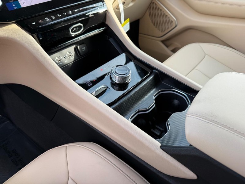 Jeep Grand Cherokee Vehicle Full-screen Gallery Image 27