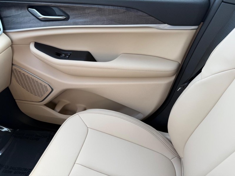 Jeep Grand Cherokee Vehicle Full-screen Gallery Image 28