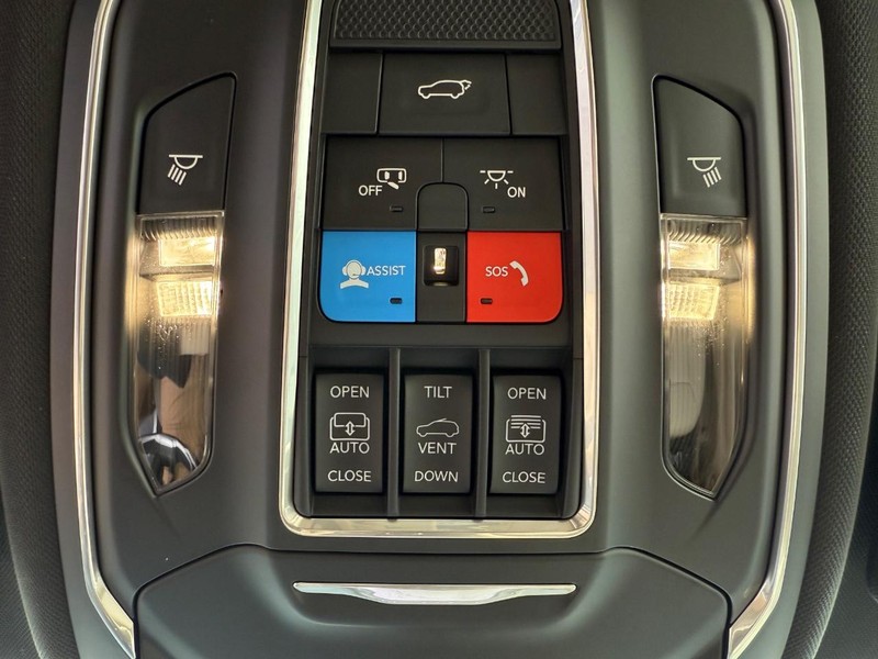 Jeep Grand Cherokee Vehicle Full-screen Gallery Image 29