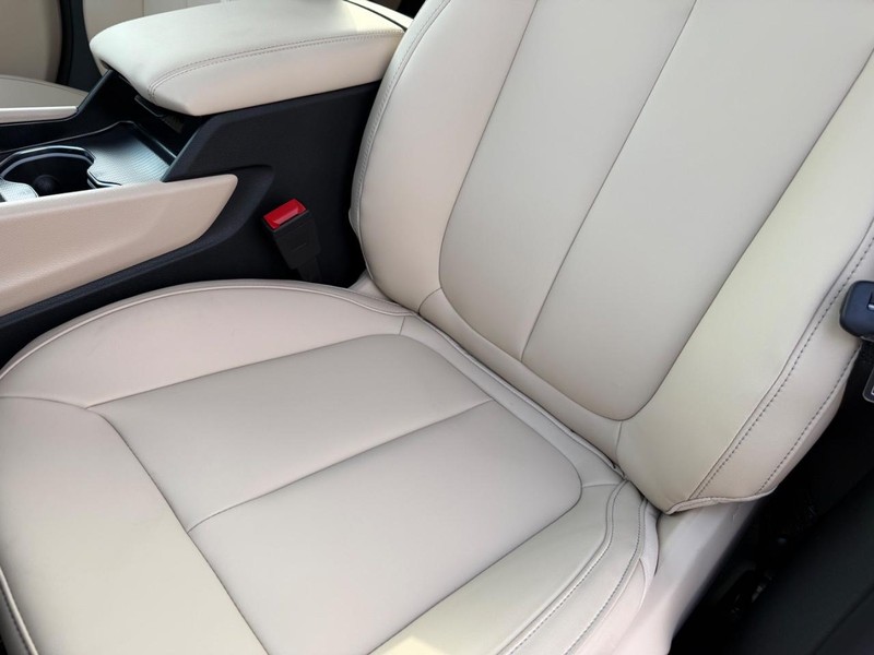 Jeep Grand Cherokee Vehicle Full-screen Gallery Image 32