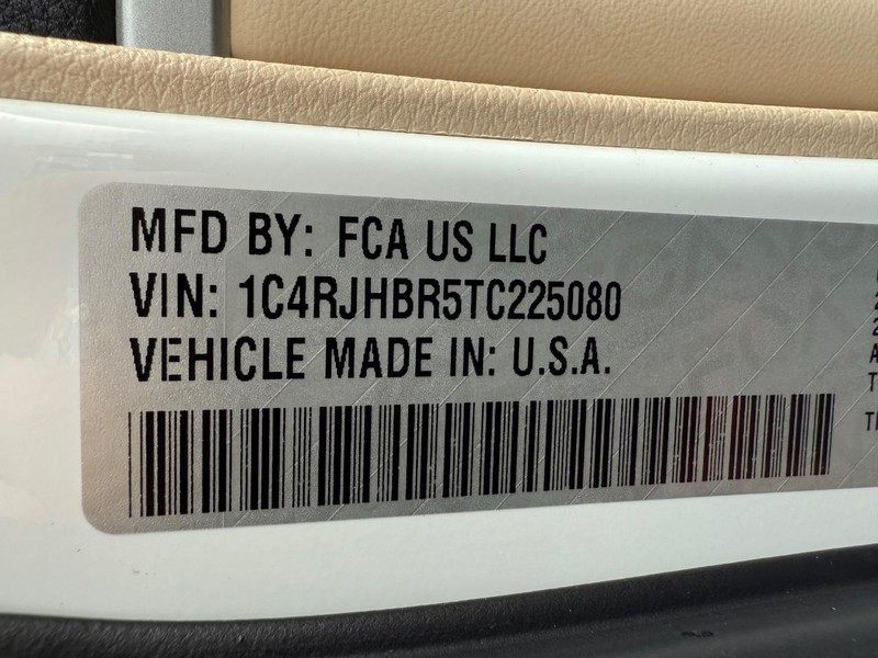 Jeep Grand Cherokee Vehicle Full-screen Gallery Image 33