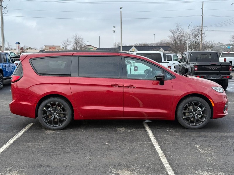 Chrysler Pacifica Vehicle Full-screen Gallery Image 2