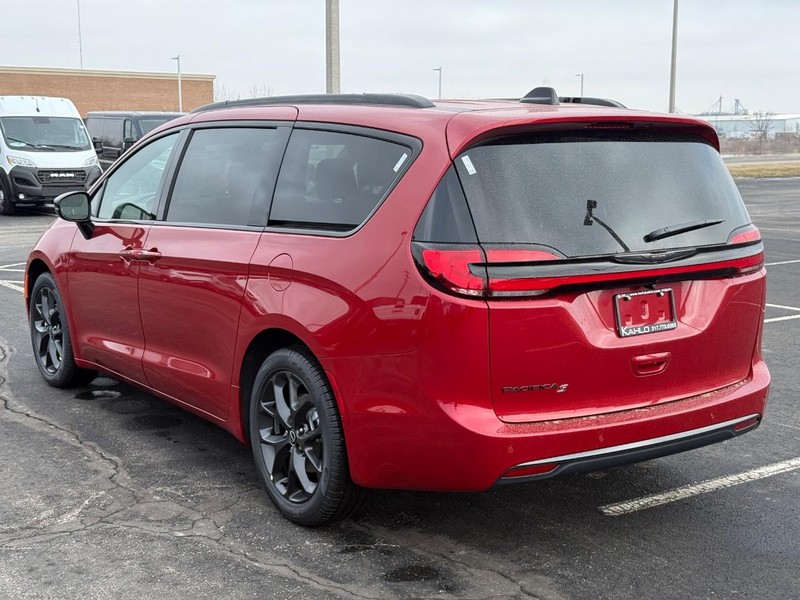 Chrysler Pacifica Vehicle Full-screen Gallery Image 5