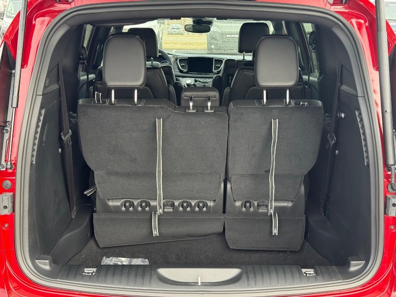 Chrysler Pacifica Vehicle Full-screen Gallery Image 7