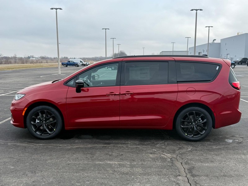 Chrysler Pacifica Vehicle Full-screen Gallery Image 9
