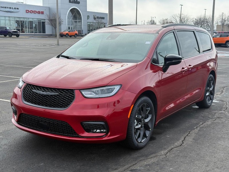 Chrysler Pacifica Vehicle Full-screen Gallery Image 10