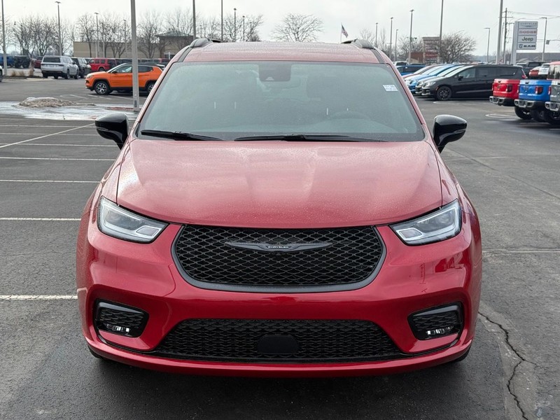 Chrysler Pacifica Vehicle Full-screen Gallery Image 11