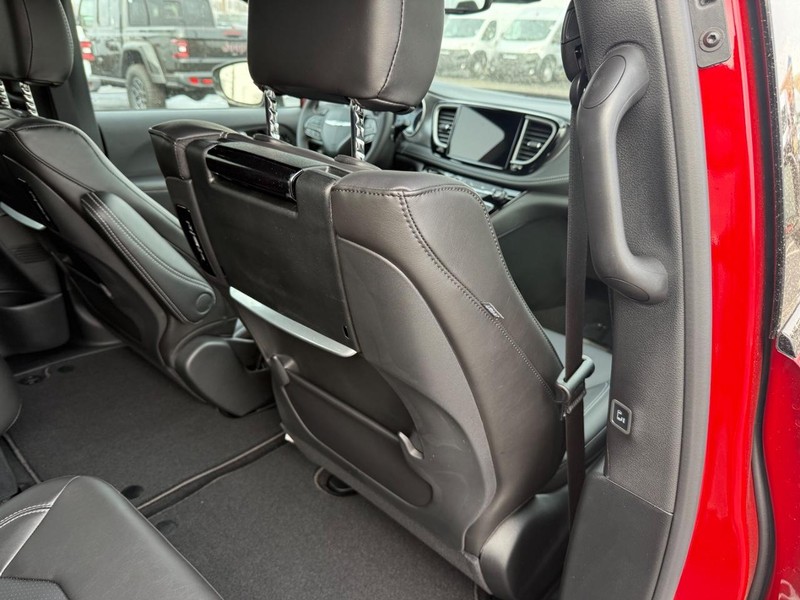 Chrysler Pacifica Vehicle Full-screen Gallery Image 13