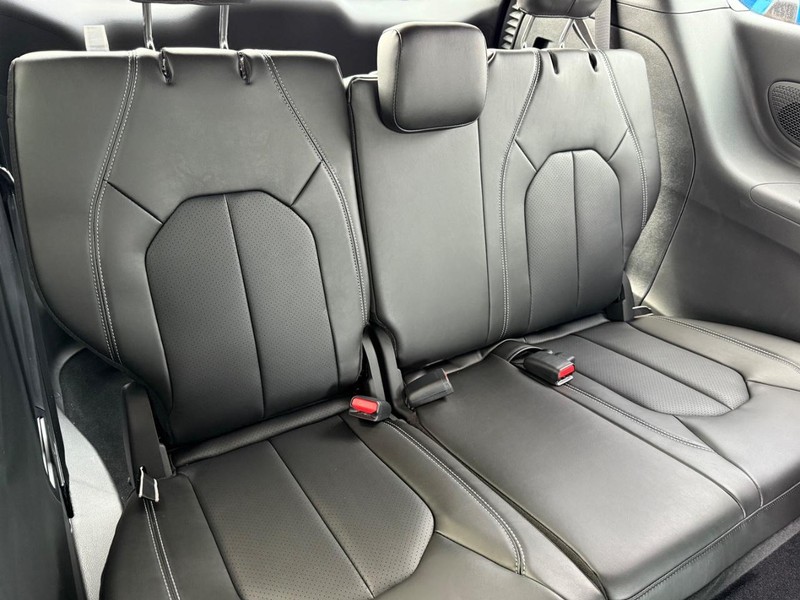 Chrysler Pacifica Vehicle Full-screen Gallery Image 14