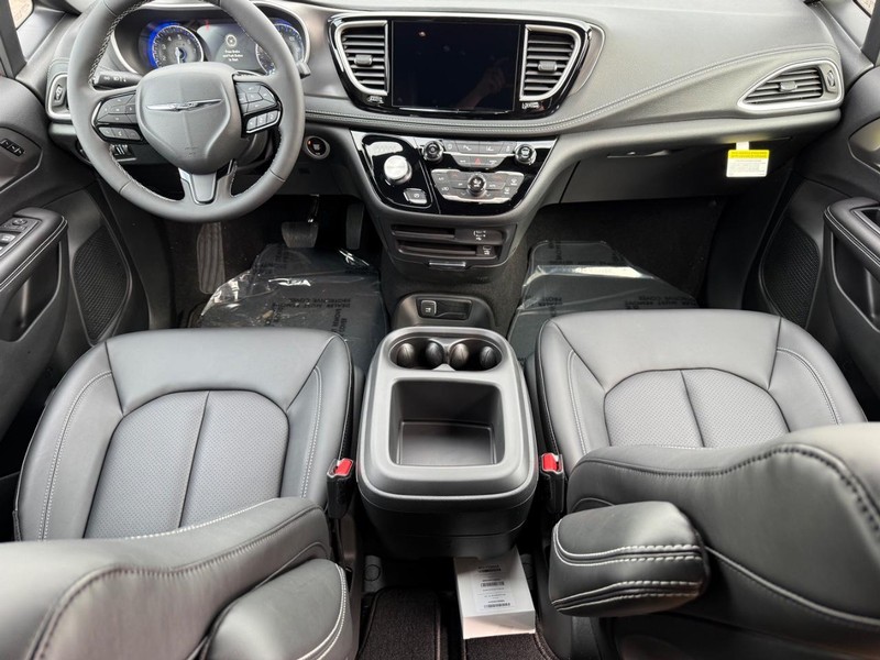 Chrysler Pacifica Vehicle Full-screen Gallery Image 15