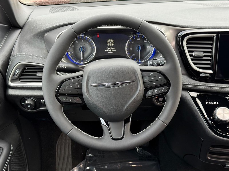 Chrysler Pacifica Vehicle Full-screen Gallery Image 16