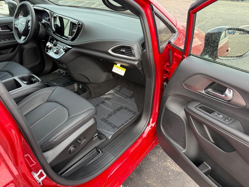 Chrysler Pacifica Vehicle Full-screen Gallery Image 17