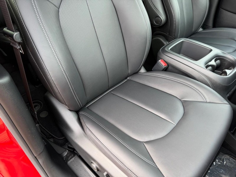 Chrysler Pacifica Vehicle Full-screen Gallery Image 18