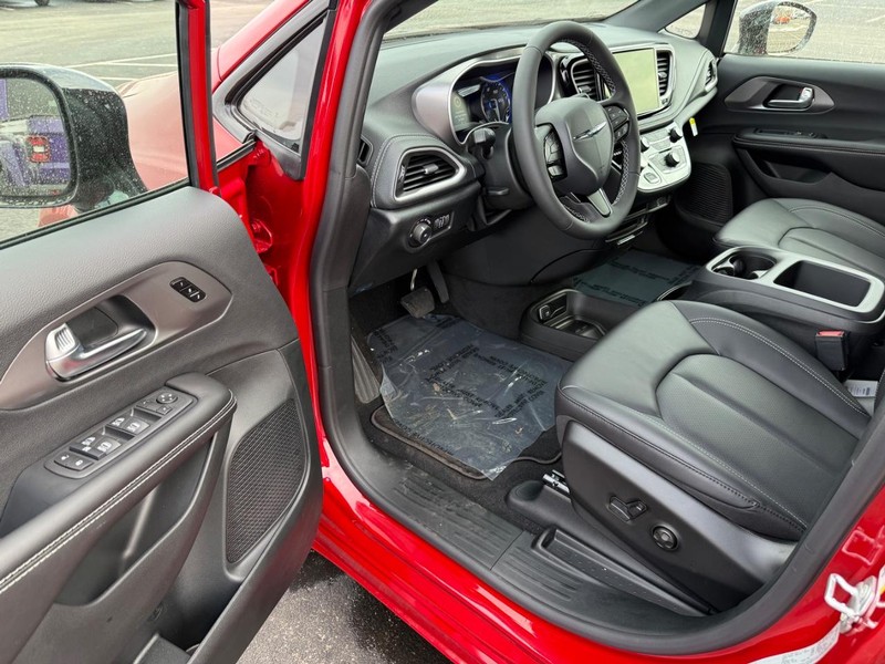 Chrysler Pacifica Vehicle Full-screen Gallery Image 19