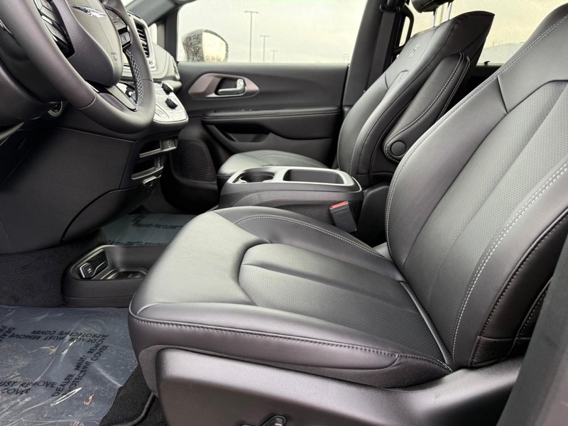 Chrysler Pacifica Vehicle Full-screen Gallery Image 20