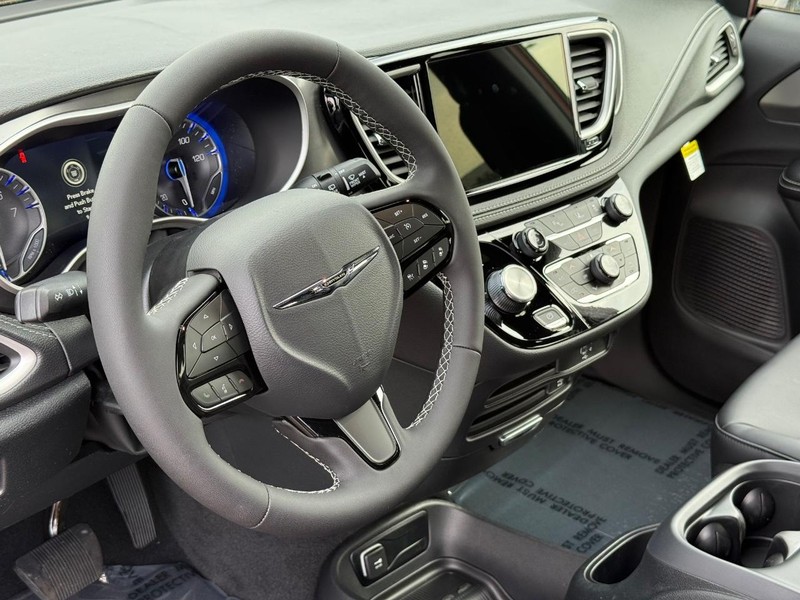 Chrysler Pacifica Vehicle Full-screen Gallery Image 21