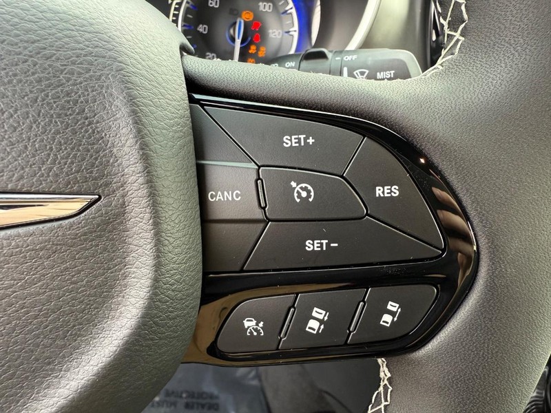 Chrysler Pacifica Vehicle Full-screen Gallery Image 23