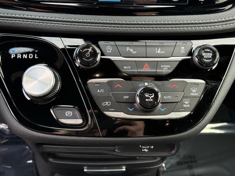 Chrysler Pacifica Vehicle Full-screen Gallery Image 27