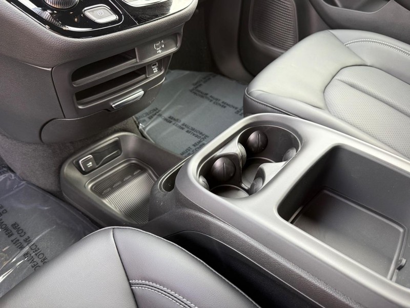 Chrysler Pacifica Vehicle Full-screen Gallery Image 28