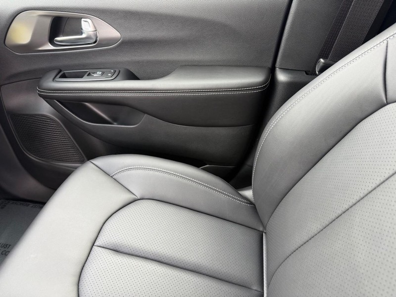 Chrysler Pacifica Vehicle Full-screen Gallery Image 29