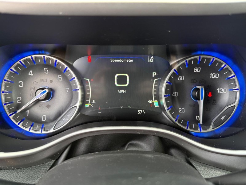 Chrysler Pacifica Vehicle Full-screen Gallery Image 30