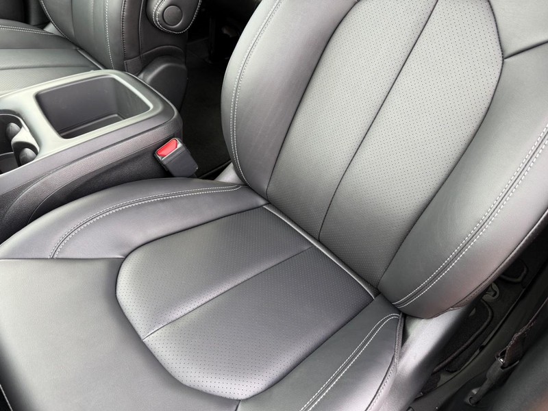 Chrysler Pacifica Vehicle Full-screen Gallery Image 32