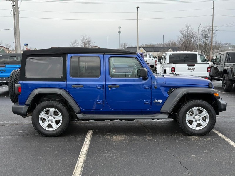 Jeep Wrangler Unlimited Vehicle Full-screen Gallery Image 2