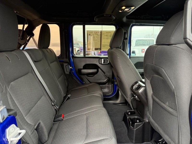 Jeep Wrangler Unlimited Vehicle Full-screen Gallery Image 11