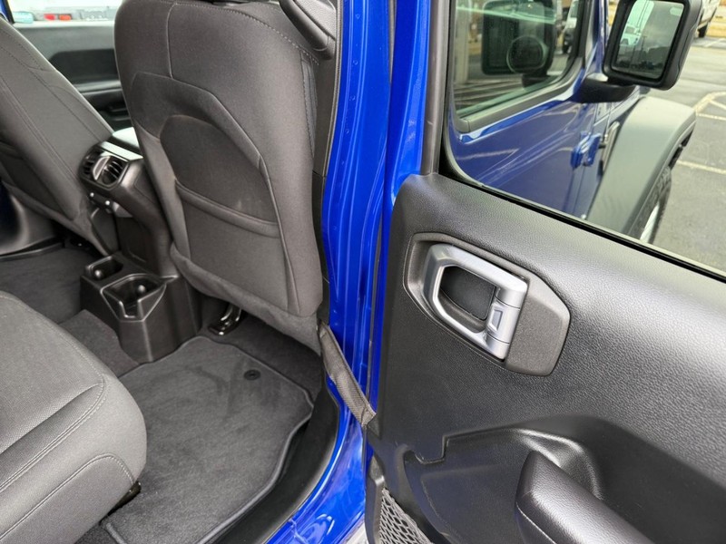 Jeep Wrangler Unlimited Vehicle Full-screen Gallery Image 12