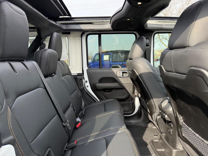 Jeep Wrangler Vehicle Full-screen Gallery Image 10