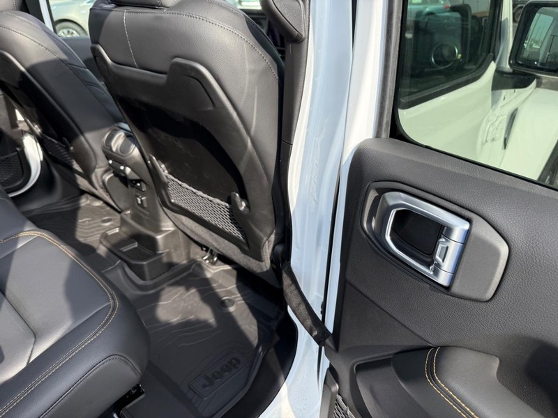 Jeep Wrangler Vehicle Full-screen Gallery Image 11