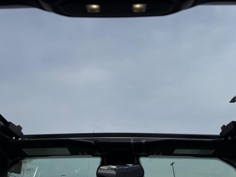 Jeep Wrangler Vehicle Full-screen Gallery Image 12