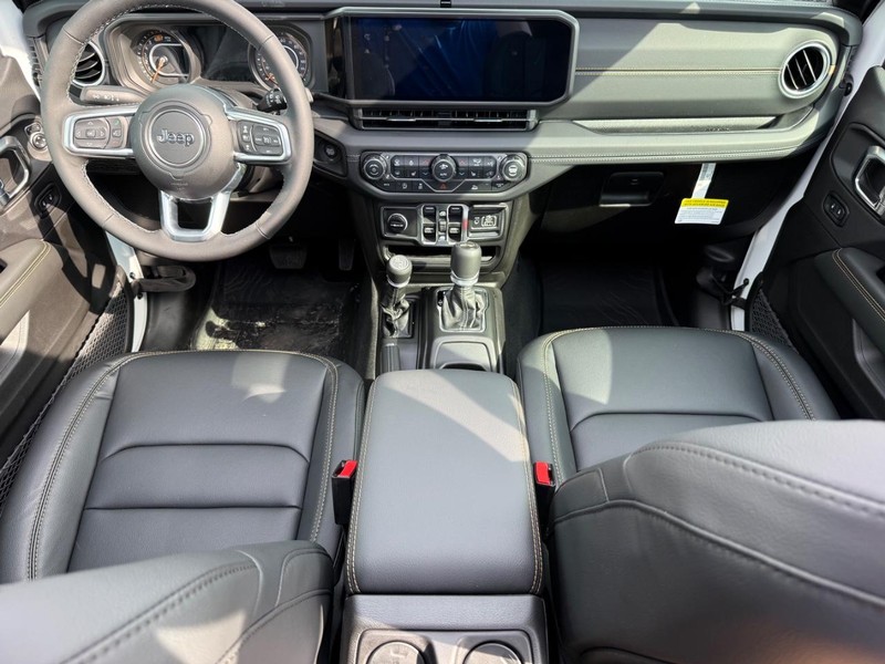 Jeep Wrangler Vehicle Full-screen Gallery Image 13