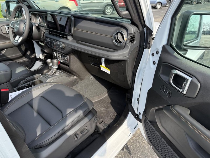 Jeep Wrangler Vehicle Full-screen Gallery Image 15