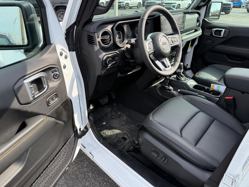 Jeep Wrangler Vehicle Full-screen Gallery Image 17