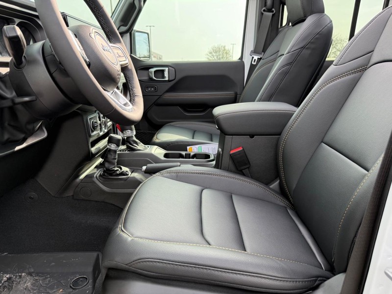 Jeep Wrangler Vehicle Full-screen Gallery Image 18