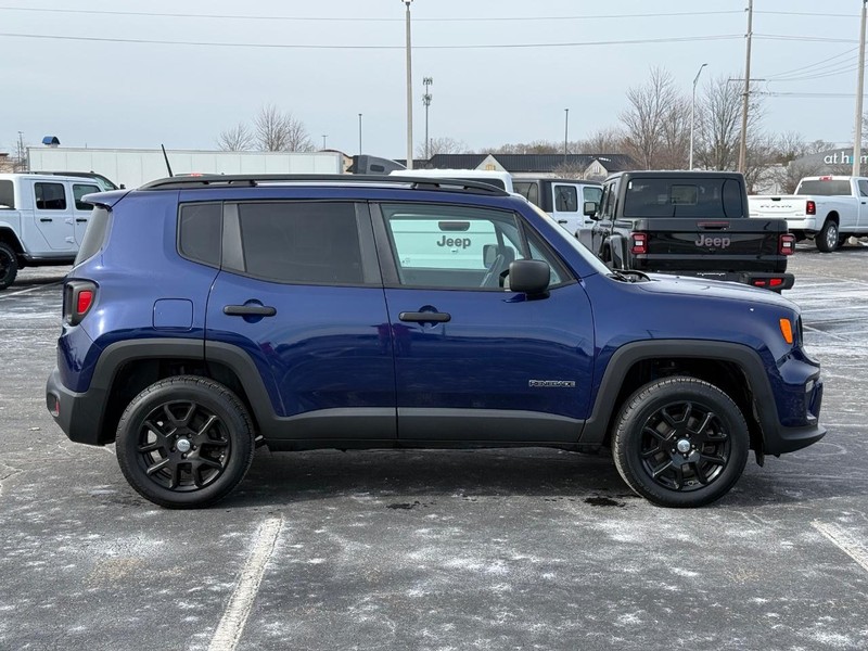 Jeep Renegade Vehicle Full-screen Gallery Image 2