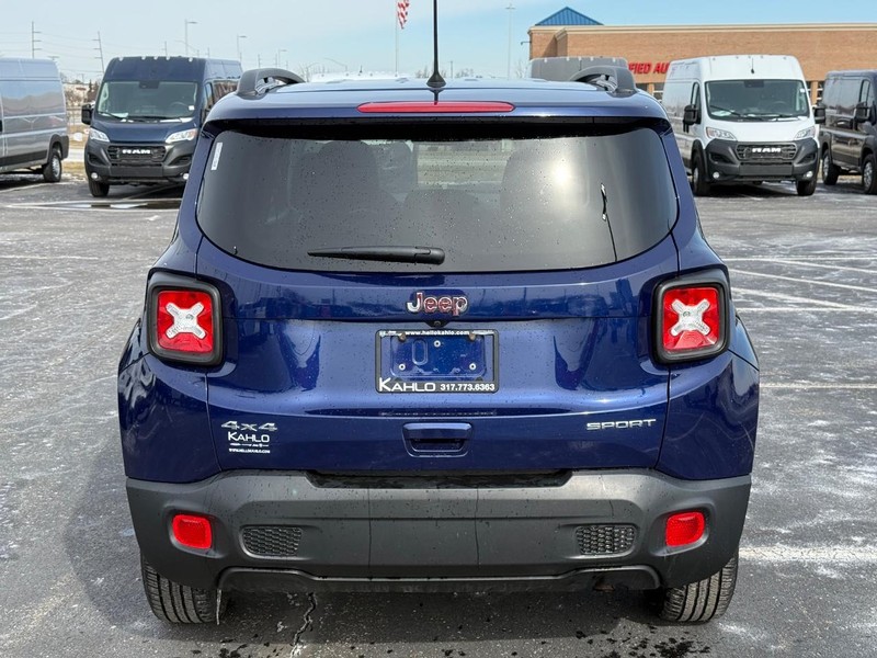 Jeep Renegade Vehicle Full-screen Gallery Image 4