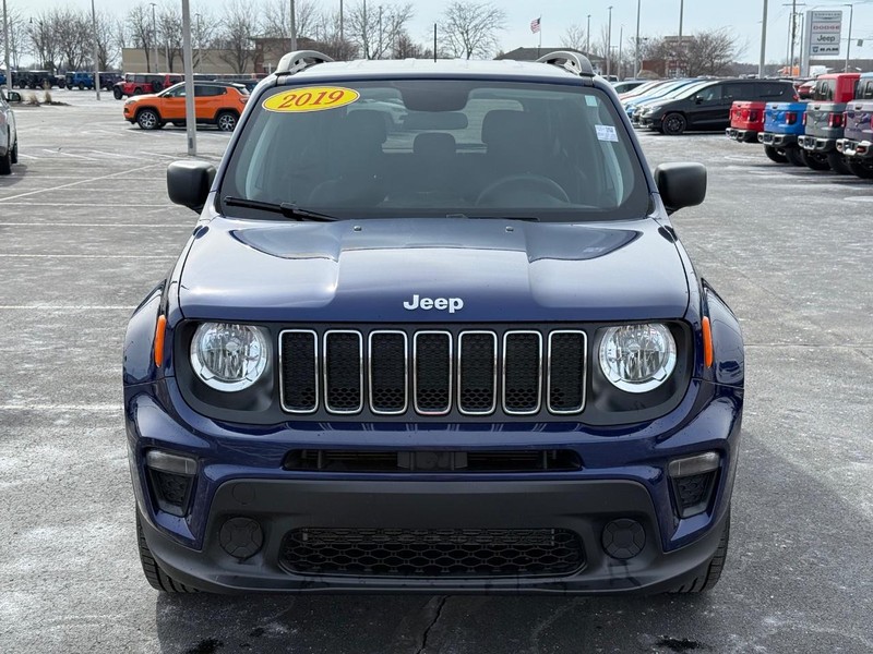 Jeep Renegade Vehicle Full-screen Gallery Image 10