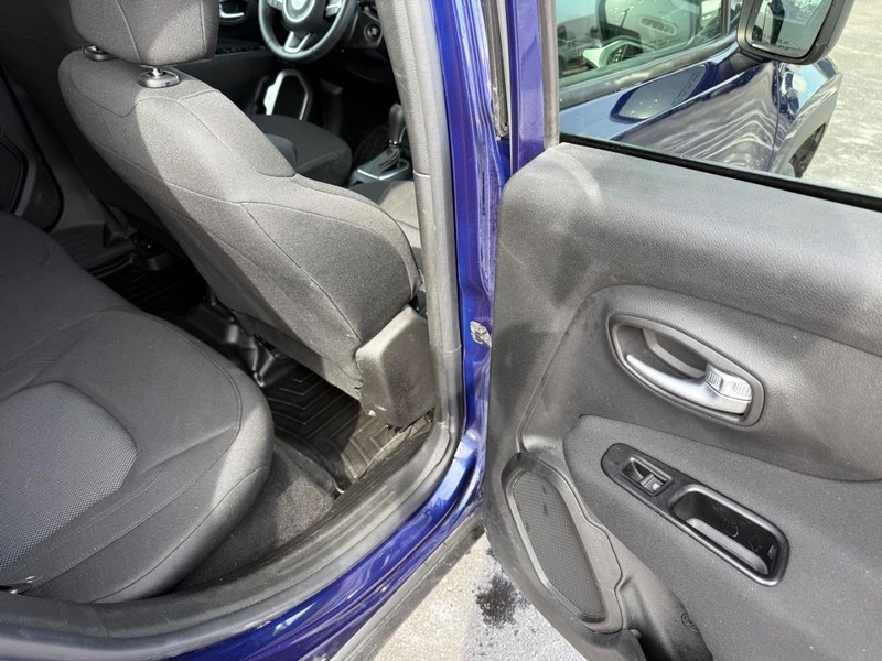 Jeep Renegade Vehicle Full-screen Gallery Image 12