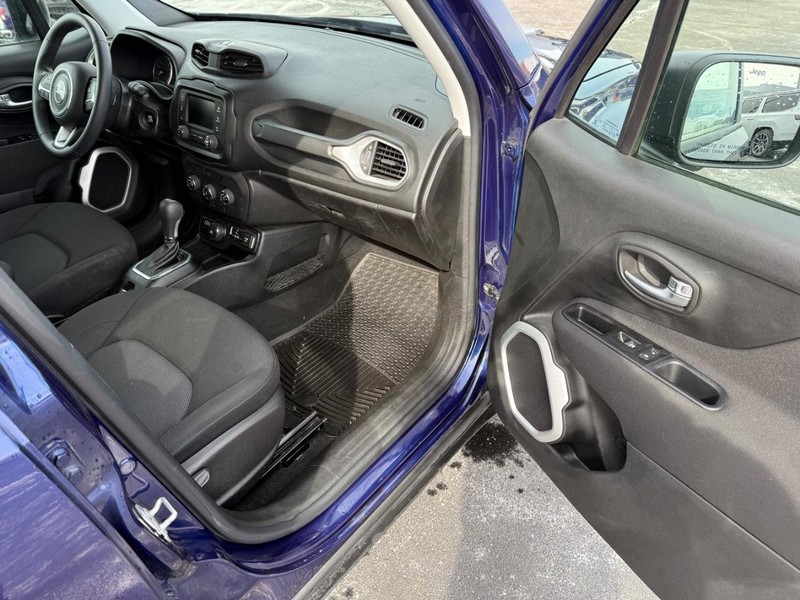 Jeep Renegade Vehicle Full-screen Gallery Image 15