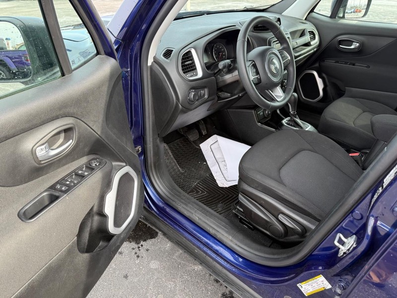 Jeep Renegade Vehicle Full-screen Gallery Image 17