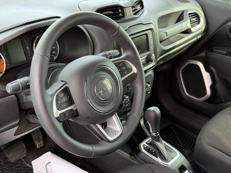 Jeep Renegade Vehicle Full-screen Gallery Image 19