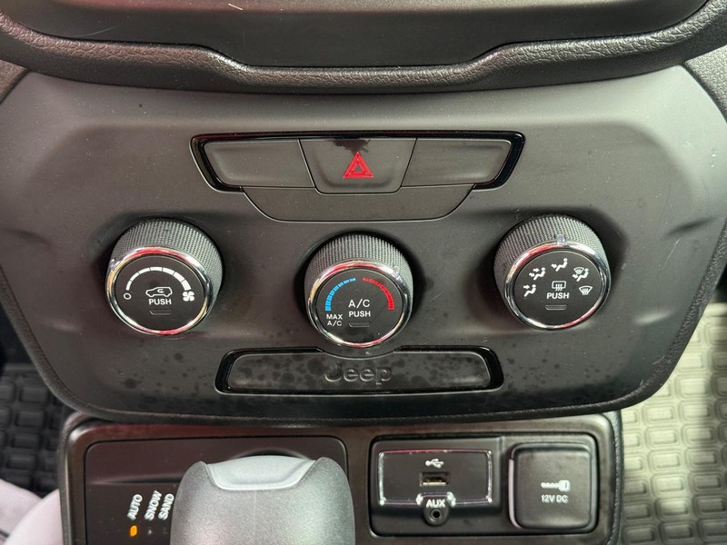 Jeep Renegade Vehicle Full-screen Gallery Image 25