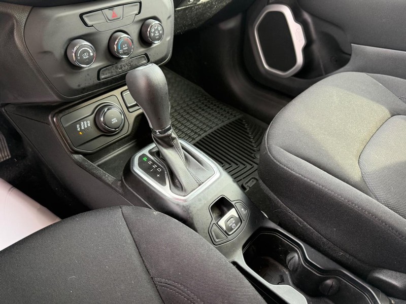 Jeep Renegade Vehicle Full-screen Gallery Image 26