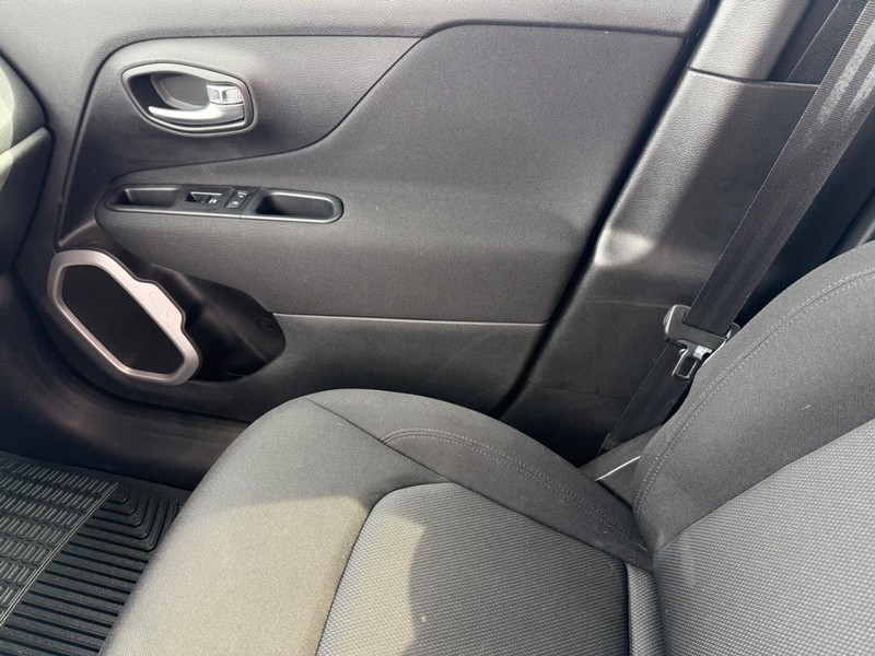 Jeep Renegade Vehicle Full-screen Gallery Image 27