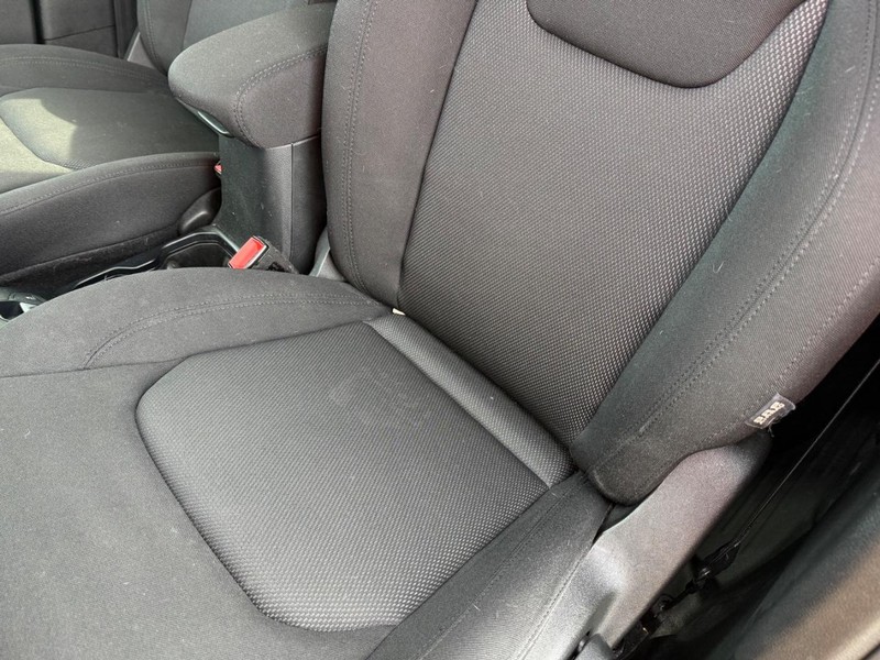 Jeep Renegade Vehicle Full-screen Gallery Image 30