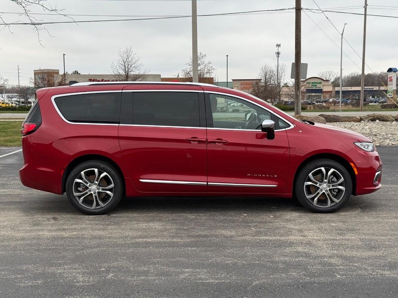 Chrysler Pacifica Vehicle Full-screen Gallery Image 2